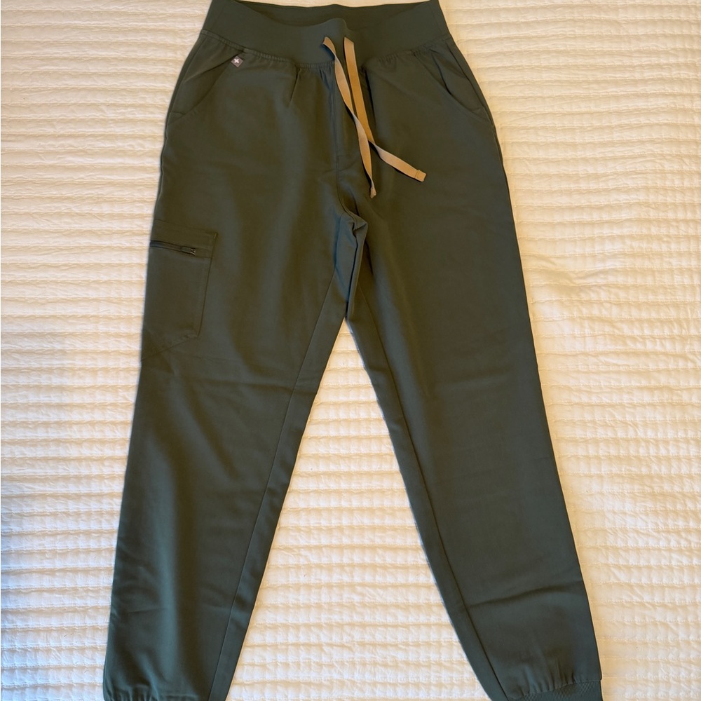 FIGS Scrubs Set